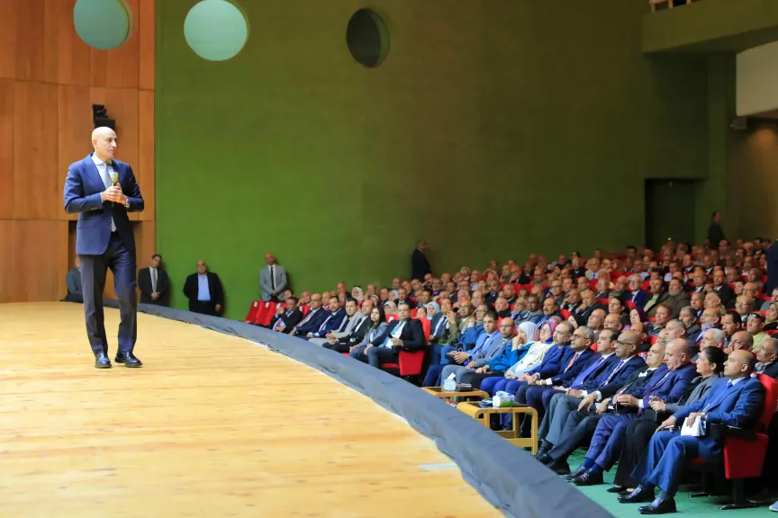 وزير التعليم يعقد لقاءً موسعًا مع 1500 خبير تربوي لتطوير الأداء داخل المدارس