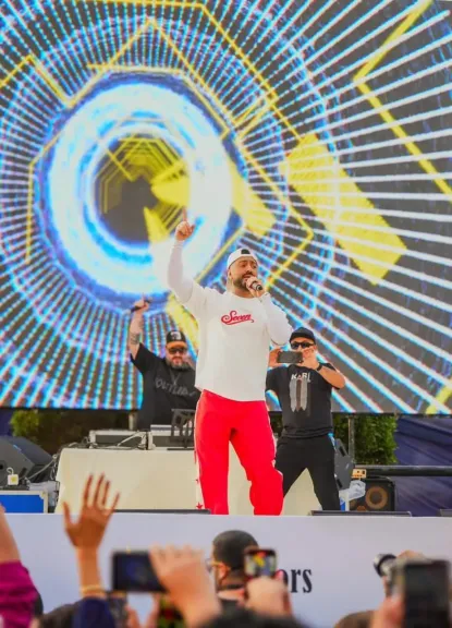 كأن التاريخ بيعيد نفسه...تامر حسنى يشارك الجمهور بفيديو من كواليس حفله بإحدى المدارس الدولية