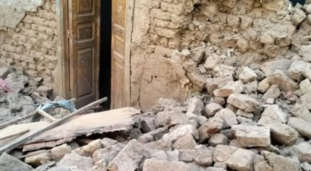 تسبب في سقوط عمود وغلق الشارع.. انهيار منزل مأهول بالسكان على عمود إنارة في قنا