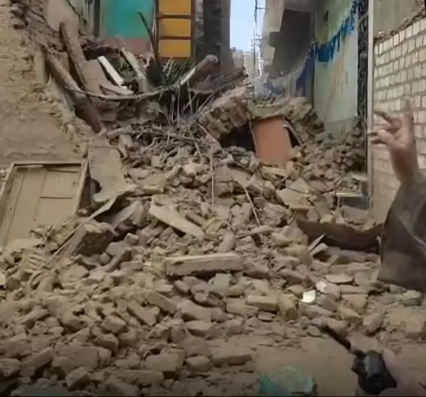 فرض كردون أمني.. أول صور لانهيار منزل وتسبب في سقوط عمود إنارة وغلق شارع في قنا