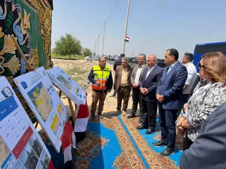 مدبولي يتفقد تطوير طرق في سيناء بطول 20 كم خلال توجهه لافتتاح مصنع صناعات بلاستيكية ببئر العبد