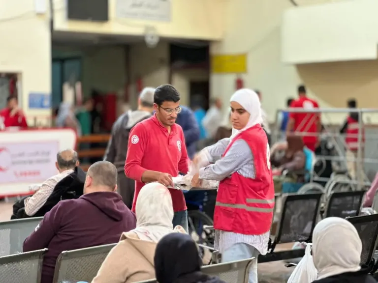 الهلال الأحمر المصري يستقبل الدفعة 36 من المصابين الفلسطينيين ويدفع بأكثر من 5,590 طنًا من المساعدات الإنسانية الشاملة عبر قافلة «زاد العزة» الـ 179