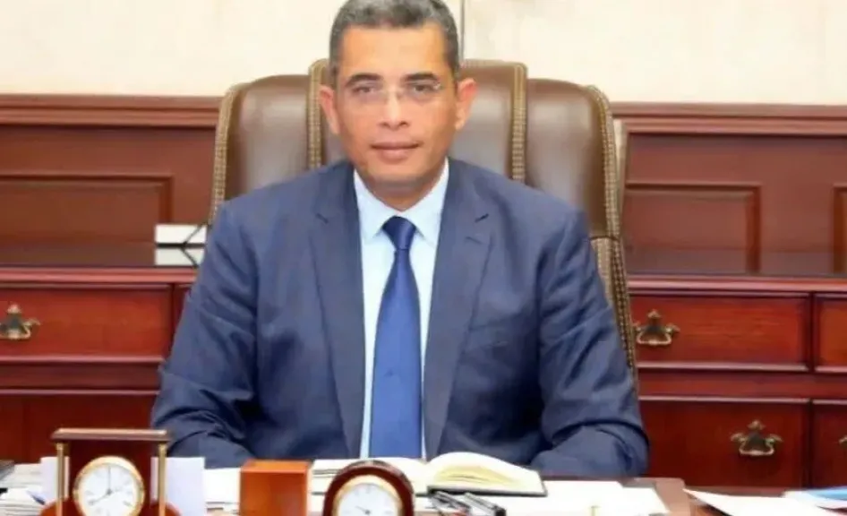 محافظ البحر الأحمر يعقد اجتماعاً موسعاً مع هيئة المثلث الذهبي لإنهاء تداخلات الأراضي وحسم ملفات التقسيمات بسفاجا والقصير