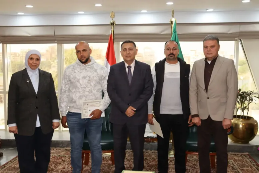 أبطال في قلب النيران.. المحافظ يكرم سائقي اللوادر بعد ملحمة حريق المصانع بالقناطر