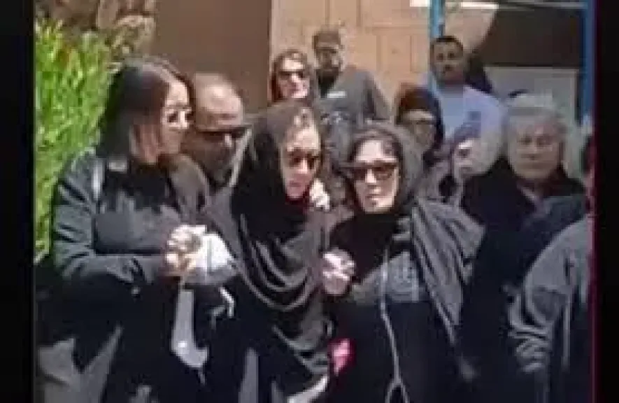 بالصور.. دموع منة شلبى في وداع والدها وهؤلاء النجوم يساندونها