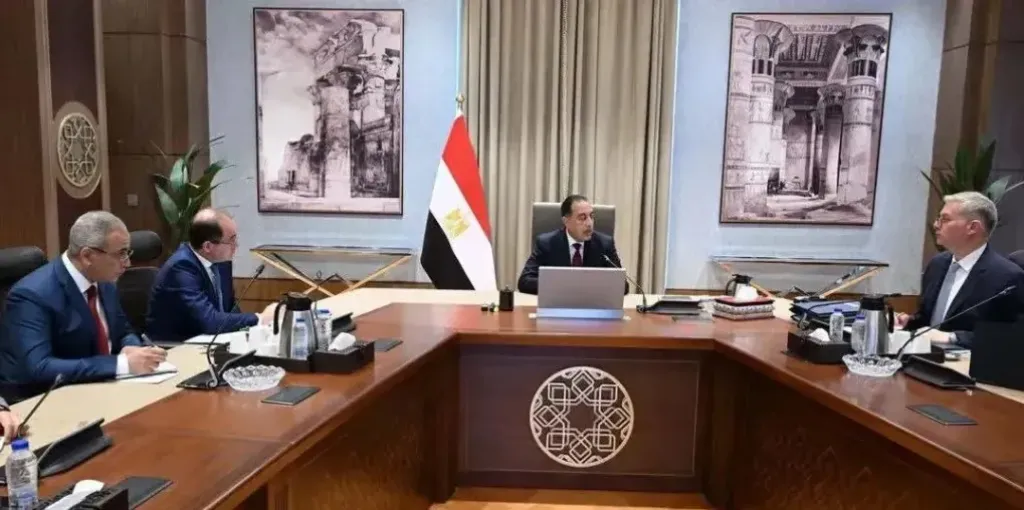 مدبولي يتابع مع وزيري المالية والبترول تأمين الوقود وسداد مستحقات الشركاء.. وخطة لطرح 10 شركات بالبورصة