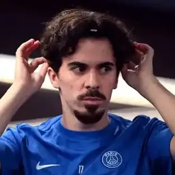 باريس سان جيرمان يعلن إصابة لاعبه فيتينيا.. ما مدة غيابه