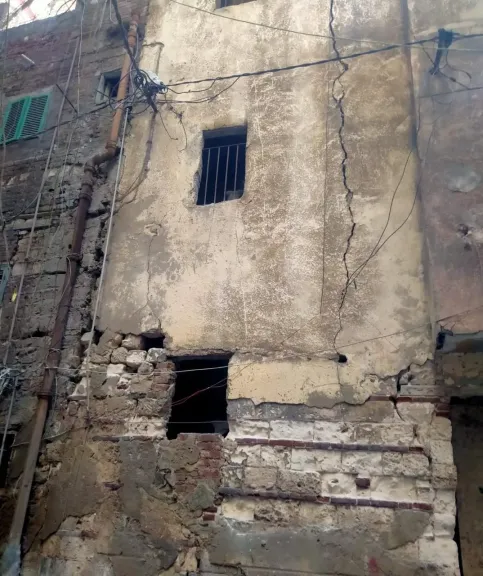 ”دون إصابات”.. انهيار سقف عقار خالي من السكان بحارة اليهود بالإسكندرية