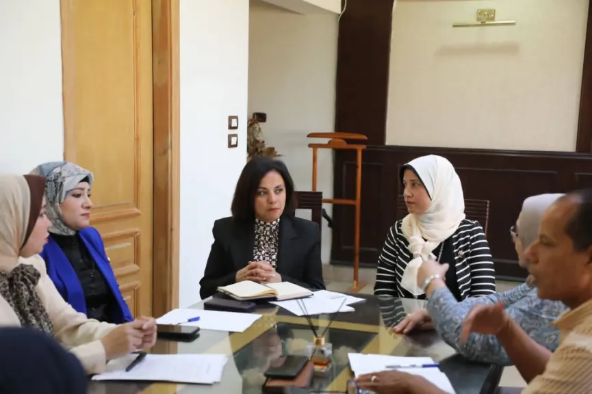 نائب محافظ البحر الأحمر تستعرض محاور مبادرة ”التعلم مدى الحياة” لتعزيز التنمية المستدامة والتمكين الرقمي