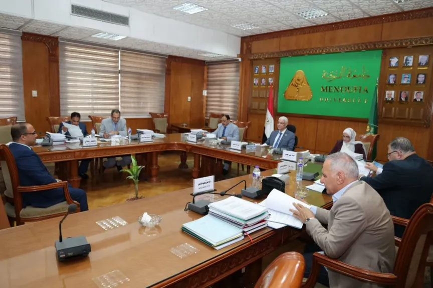 رئيس جامعة المنوفية يترأس لجنة اختيار أمناء كليتي الطب والتربية النوعية ويؤكد: الكفاءة والشفافية أساس الاختيار