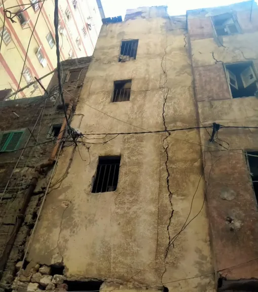 ”دون إصابات”.. انهيار سقف عقار خالي من السكان بحارة اليهود بالإسكندرية