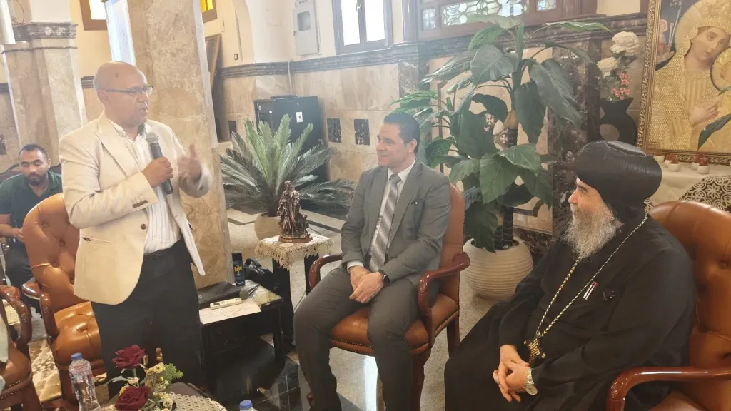 الأنبا يؤانس يستقبل وفدًا من وزارة الشباب والرياضة بدير درنكة في جبل أسيوط