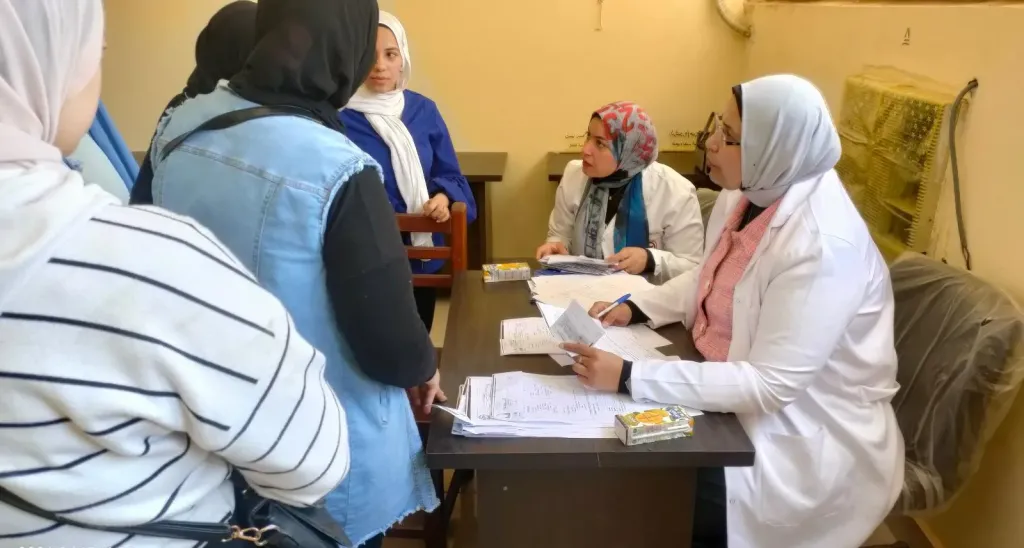 كلية التربية للطفولة المبكرة المنصورة تستضيف قافلة طبية مجانية لدعم صحة منسوبيها