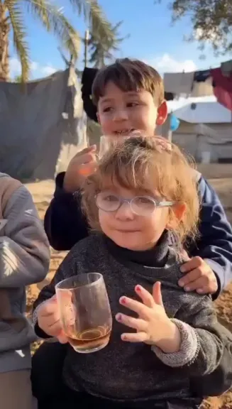 براءة تتحدى الدمار.. أطفال غزة يغنون للشاي في مشهد يخطف القلوب