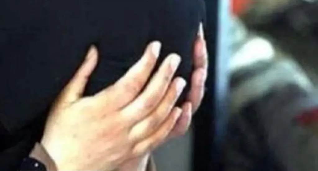 خلصت عليه انتقامًا من زوجها.. حبس المتهمة بقتل رضيعها طعنًا بالسكين في قنا