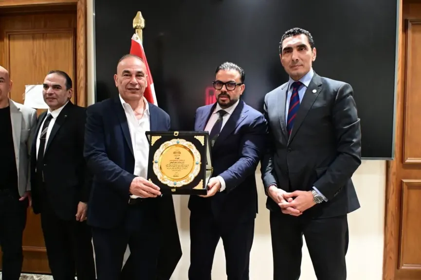 محمد مجاهد رئيس لجنة الشباب و الرياضة يكرم  التوأم حسام و إبراهيم حسن بمجلس النواب