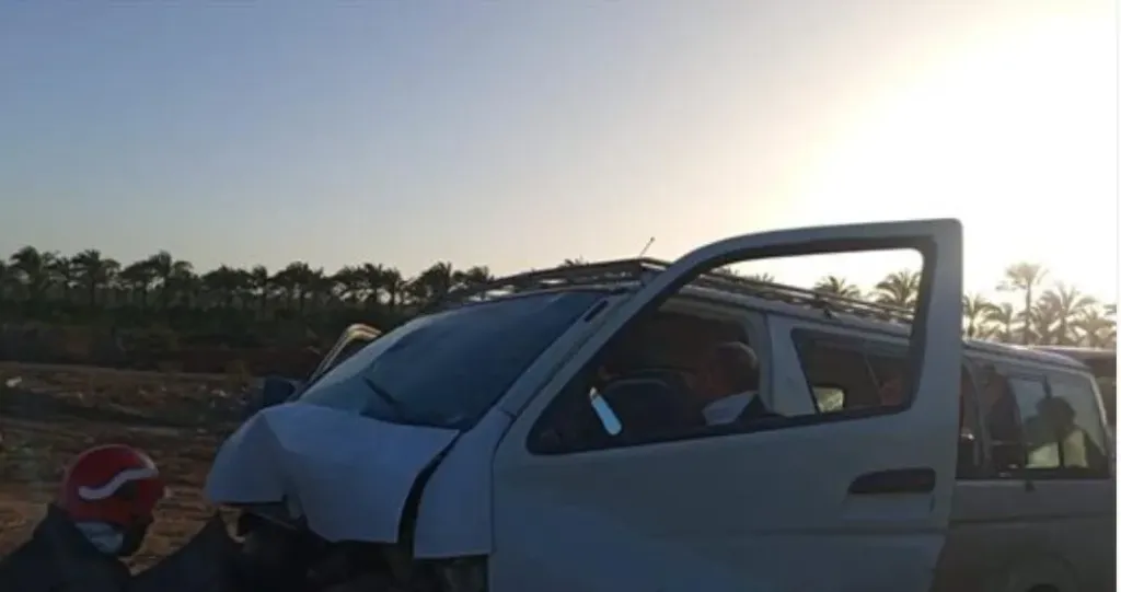 بينهم حالات خطيرة.. إصابة 14 شخصًا إثر حادث انقلاب ميكروباص فجرًا في قنا