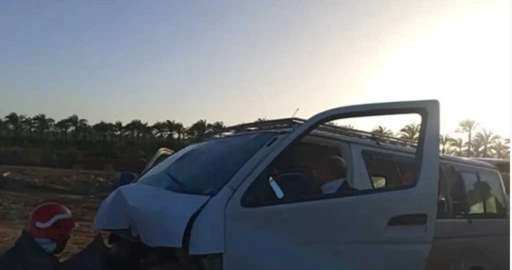 بينهم حالات خطيرة.. إصابة 14 شخصًا إثر حادث انقلاب ميكروباص فجرًا في قنا