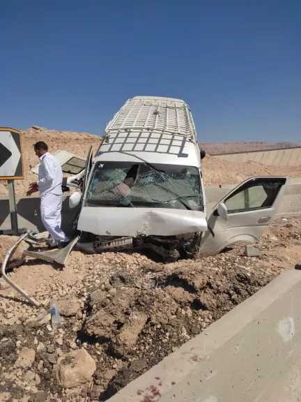 14 شخصًا حالتهم خطرة بينهم سيدات.. ننشر أسماء مصابي حادث انقلاب سيارة ميكروباص في قنا..صور