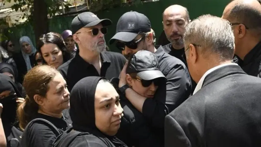 منة شلبي تتلقى عزاء والدها في مسجد المشير طنطاوي.. الليلة