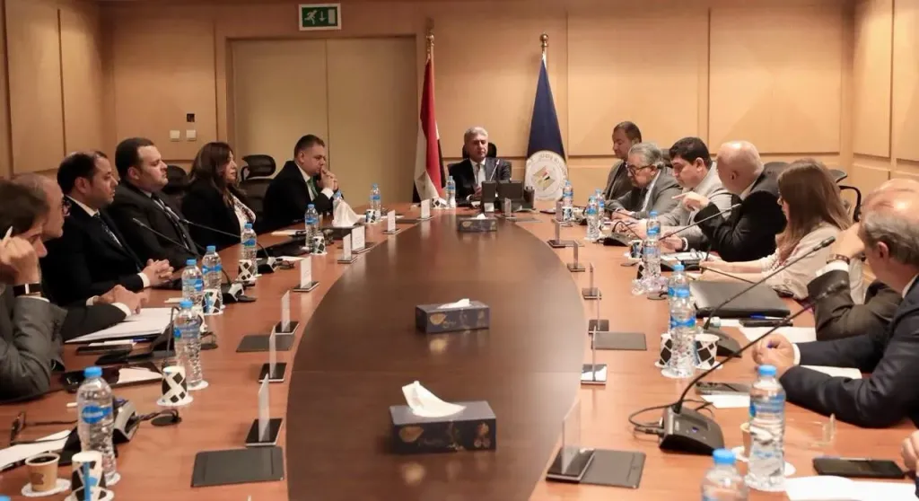 وزير السياحة والآثار يعقد اجتماعاً موسعاً لمناقشة تطوير وتعظيم الاستفادة من منتج السياحة النيلية واستحداث مسارات سياحية جديدة له