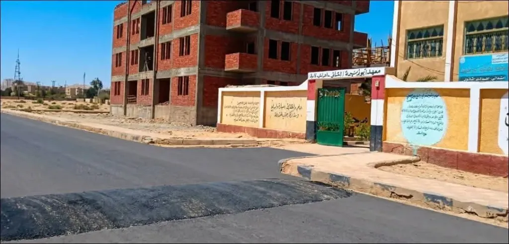 إستمرار أعمال تأمين وتطوير الطرق بمدينة أبو زنيمة وعمل مطبات صناعية