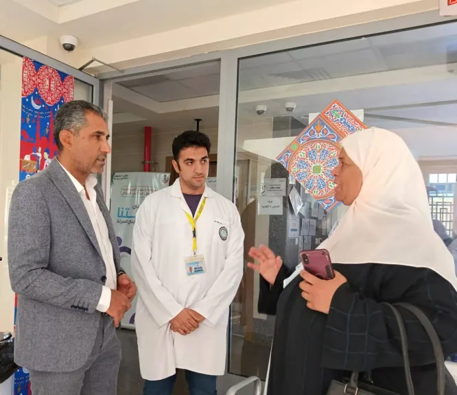 العزبى :  يجري جولة ميدانية بمركز طب أسرة المنشية ومجمع الفيروز الطبي بطور سيناء