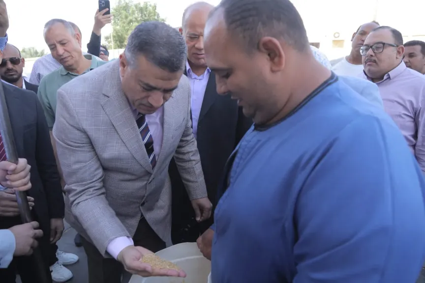 من إحدى المزارع الحقلية بدندرة.. محافظ قنا يطلق إشارة بدء موسم حصاد القمح ويتفقد صومعة الترامسة