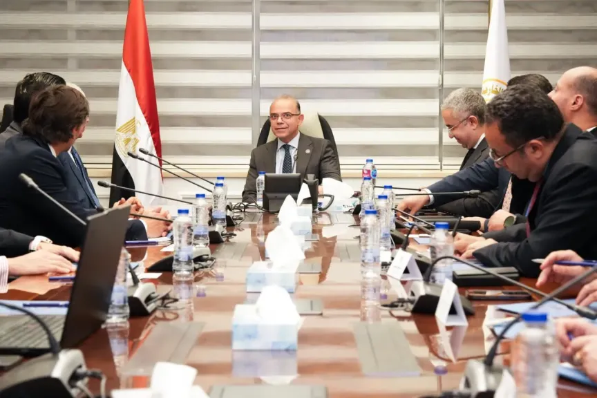 وزير الاستثمار يبحث مع AJE Group خطط التوسع وإنشاء منطقة استثمارية جديدة بحضور سفير بيرو في مصر