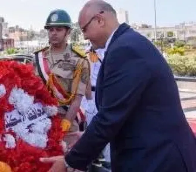 محافظ الإسكندرية يضع  إكليل من الزهور على النصب التذكاري للشهداء  في الذكرى الرابعة والأربعين لعيد تحرير سيناء.