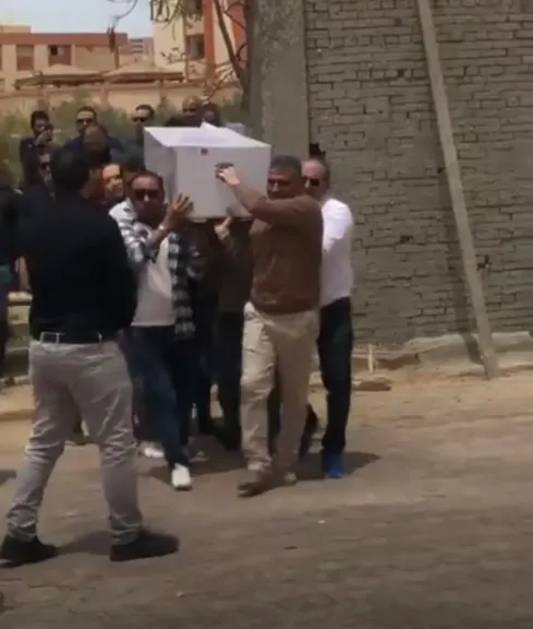بعد وفاة هزت السوشيال.. الآلاف يشيعون جثمان الدكتور ضياء العوضي لمثواه الأخير