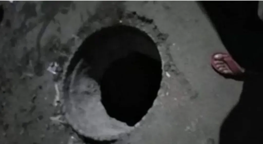 مهندس وعمال خلال عملهم.. إصابة 4 أشخاص إثر سقوطهم داخل بئر صرف صحي عمقه 13 مترًا في قنا