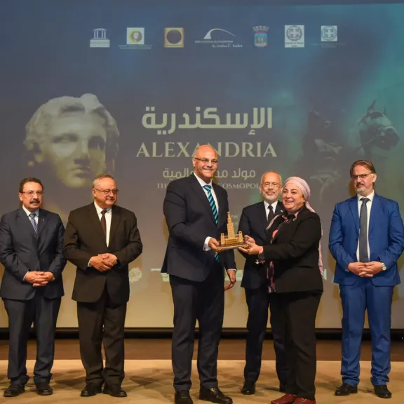 محافظ الإسكندرية يكرم الدكتورة نبيلة حسن رئيس أكاديمية الفنون علي هامش إحتفالية “الإسكندرية… مولد مدينة عالمية”