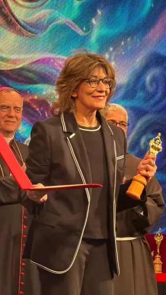 سماح أنور تحصد جائزة الريادة المصرية بالمركز الكاثوليكي