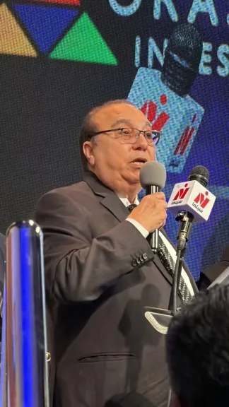 السيناريست مجدي صابر اثناء تكريمه في الكاثوليكي يناشد صناع السينما والدراما نفسي اشتغل