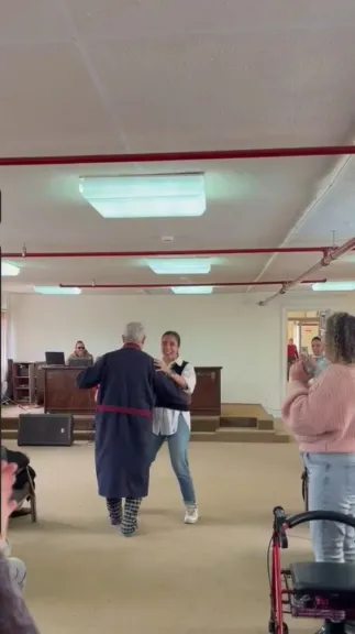 كواليس رقصة ”جبر الخواطر” بين رقية ومُسن في دار الرعاية