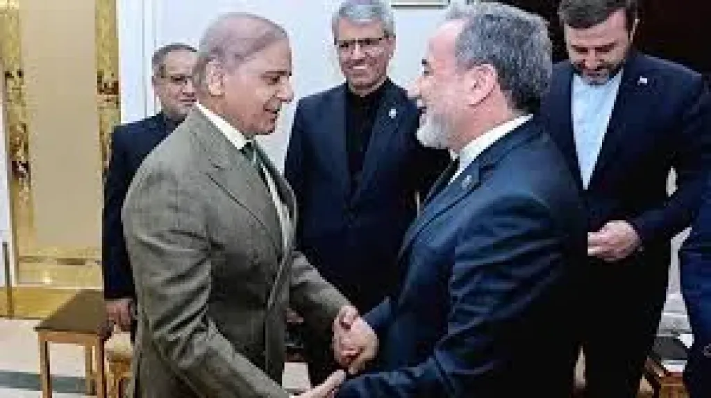 عراقجي في طريقه إلى إسلام آباد... وترامب يؤكد أن بلاده ماضية في ”الانتصار في الحرب”