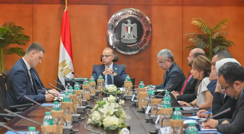 وزير الاستثمار يبحث مع سفير بيلاروسيا تعميق التصنيع المحلي وتطوير الشراكات الصناعية