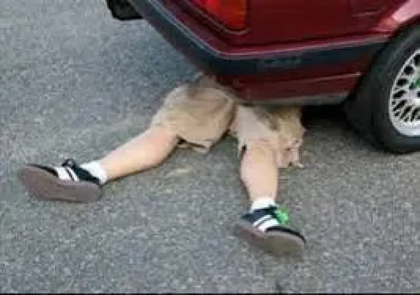 مأساة أمام الحضانة.. مصرع طفلة وإصابة أخرى دهساً بميكروباص في كفر شكر