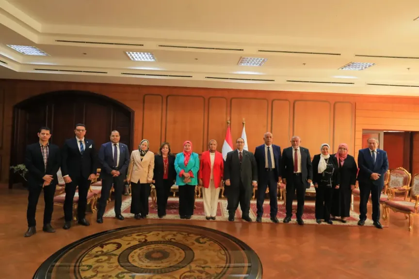 لضمان جودة التعليم والاعتماد فى زيارته لكلية الصيدلة بالجامعة لمتابعة اعتماد برنامجي الصيدلة الإكلينيكية والفارم دي..رئيس جامعة كفر الشيخ يستقبل فريق لجنة المراجعة الخارجية من الهيئة القومية