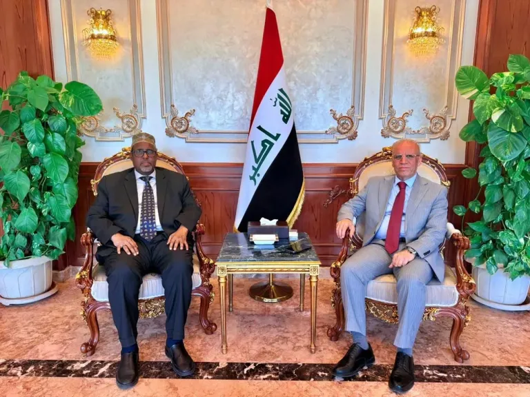 عقب لقائه سفير العراق بالقاهرة:   سفير الصومال لدى مصر يؤكد أهمية تنسيق المواقف داخل أروقة الجامعة العربية بما يعزز العمل العربي المشترك