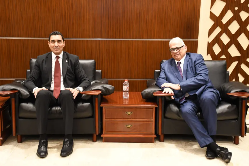 وزير الشباب والرياضة يلتقي رئيس الاتحاد الدولي للمصارعة على هامش افتتاح البطولة الأفريقية بالإسكندرية