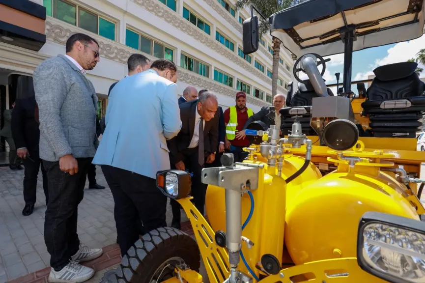 لأول مرة في تاريخ كفرالشيخ.. «المحافظ» يعلن امتلاك أحدث ماكينة لتخطيط الطرق بتكنولوجيا متطورة لتعزيز السلامة المرورية