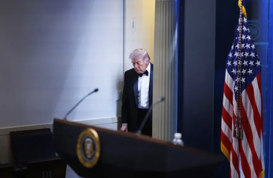 مراقبون : ترامب بحث مقترح طهران لإعادة فتح مضيق هرمز وخطوط إيران الحمراء