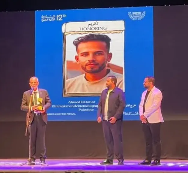 برسالة مؤثرة..  كامل الباشا يتسلم تكريم المخرج الفلسطيني أحمد الدنف بأفتتاح  الدورة 12 من الإسكندرية للفيلم القصير