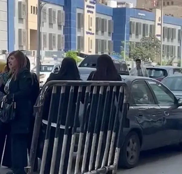 حزن وملابس سوداء.. أسرة حسام ميدو تصل المحكمة لحضور محاكمة نجلهم «حسين» لاتهامه بتعاطي المخدرات