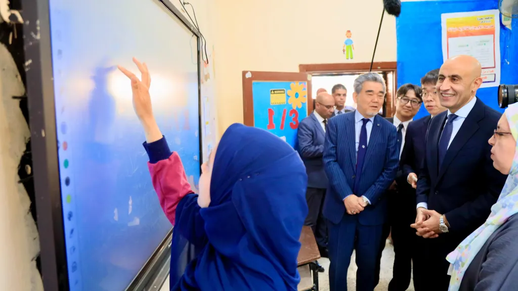 وزير التعليم يصطحب رئيسي «هيروشيما» و«سبريكس» في جولة بمدرسة الأورمان بالدقي