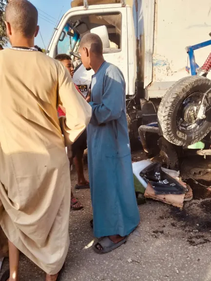 5 مصابين وغلق الطريق..صور حادث تصادم تريلا محملة أسمنت ب3 سيارات وتروسيكل أعلى كوبري في قنا