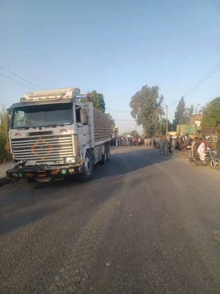 5 مصابين حالتهم خطر.. فتح الطريق بعد تصادم تريلا محملة أسمنت مع 3 سيارات أعلى كوبري في قنا