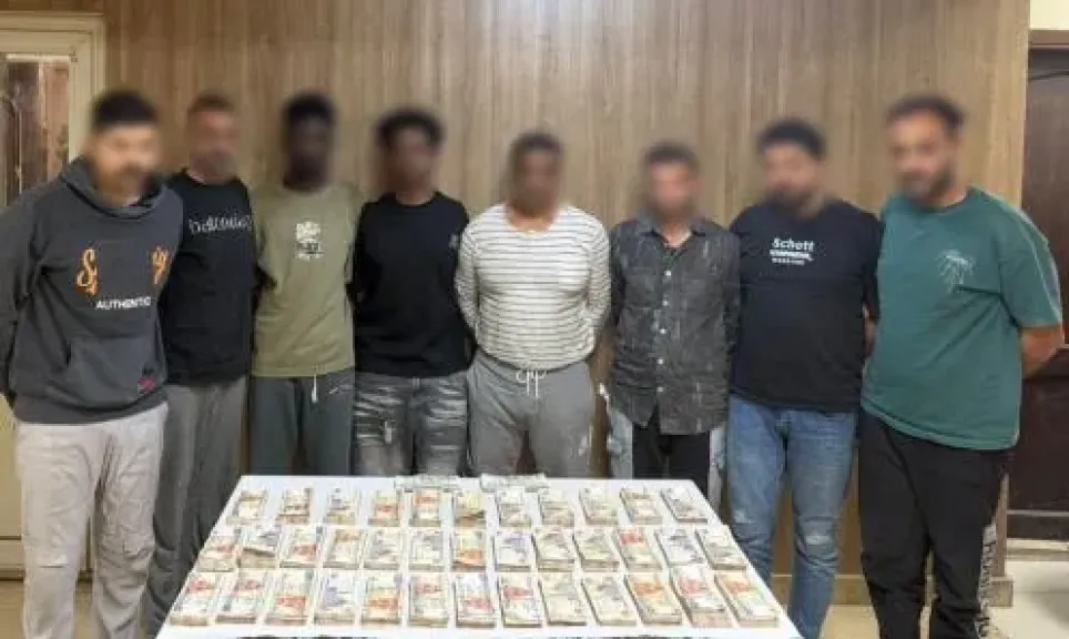 القبض على المتهمين بالإستيلاء على مبلغ مالى من أجنبى بأسلوب إنتحال الصفة